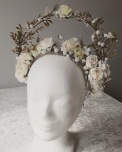 Kopfschmuck mit Bogen